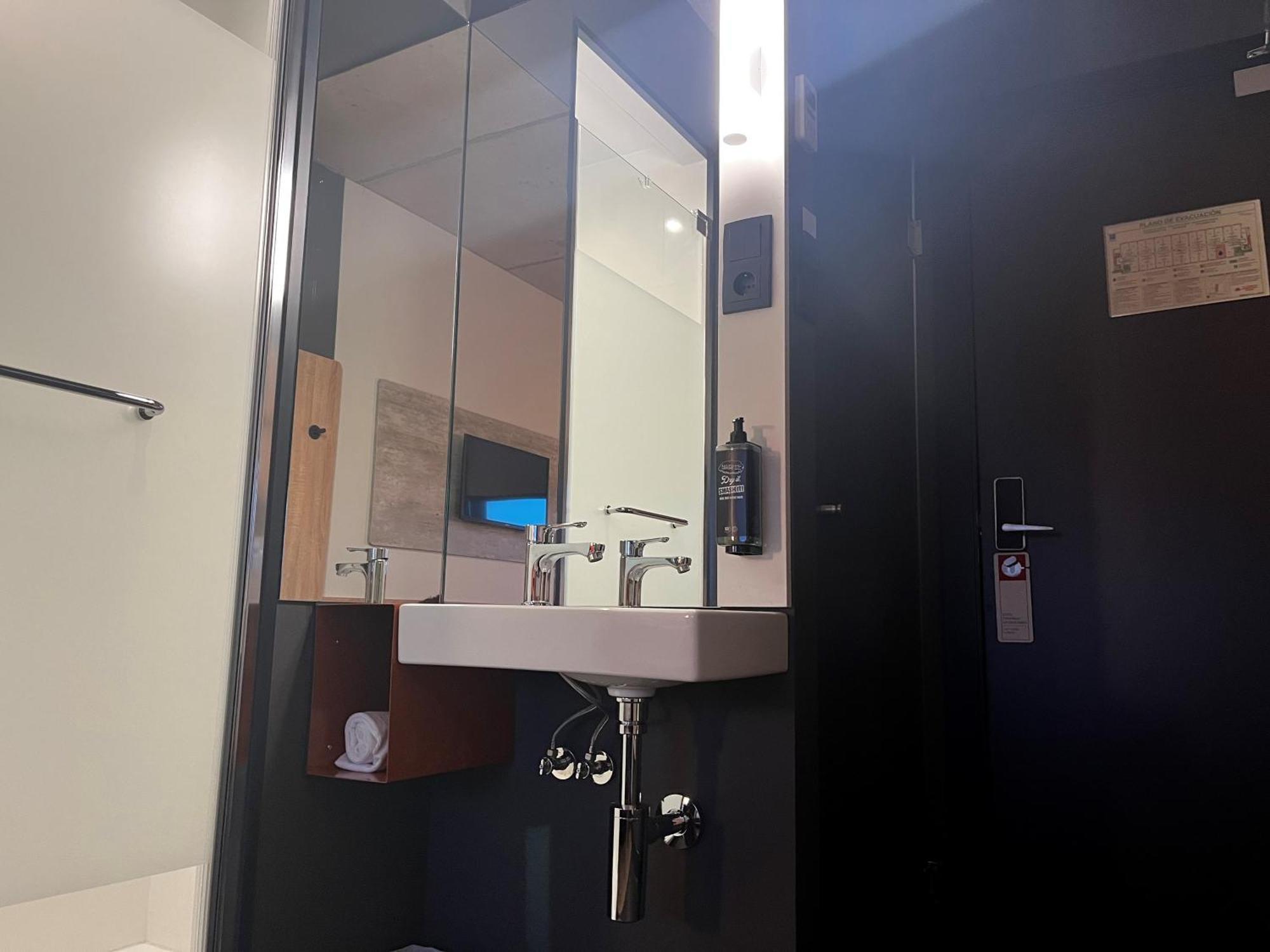 Ibis Budget Madrid Aeropuerto Exterior photo