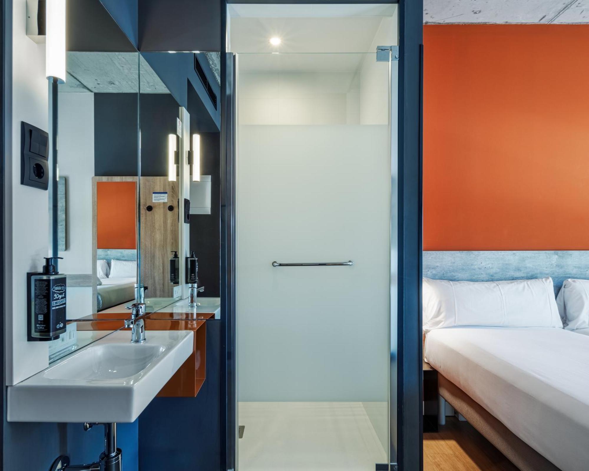 Ibis Budget Madrid Aeropuerto Exterior photo
